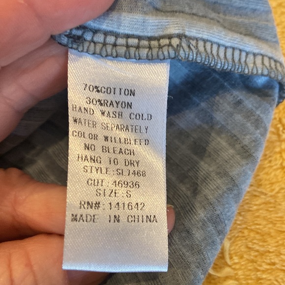 Top. - Picture 4 of 4